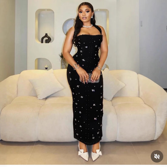 Longue robe noire élégante a motif bijoux